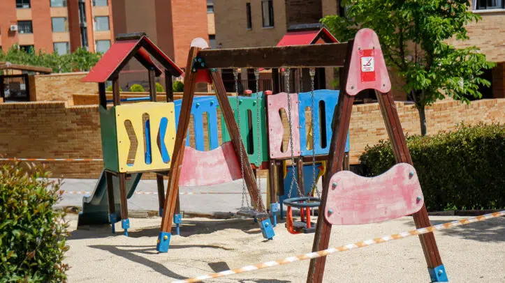 Un parque infantil en España, con juegos y columpios al aire libre