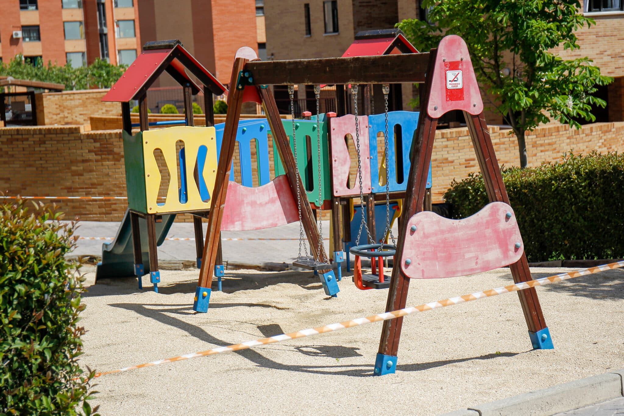 Un parque infantil en España, con juegos y columpios al aire libre