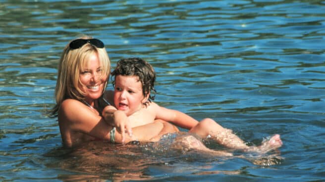 Ana Obregón con su hijo Aless Lequio Ana Obregón con su hijo Aless de pequeño, fallecido por cáncer