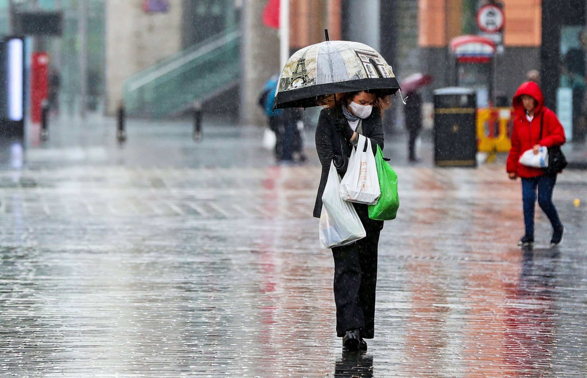 Lluvias en las vertientes atlántica y cantábrica, y valores a la baja