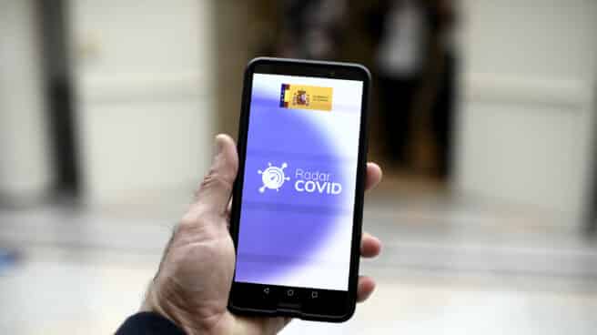 La Comunidad de Madrid implanta la app 'Radar Covid' en toda la región Una persona utiliza desde su teléfono móvil la aplicación ‘Radar Covid’, en Madrid
