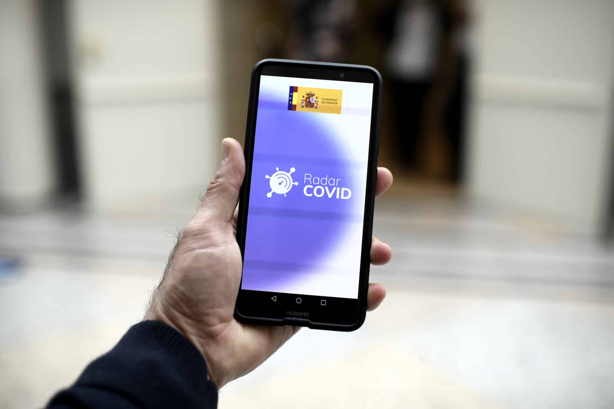 Una persona utiliza desde su teléfono móvil la aplicación ‘Radar Covid’, en Madrid