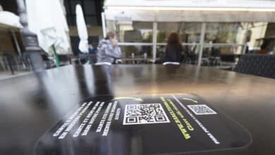 De los códigos QR al termómetro: las medidas Covid ineficaces que persisten dos años después