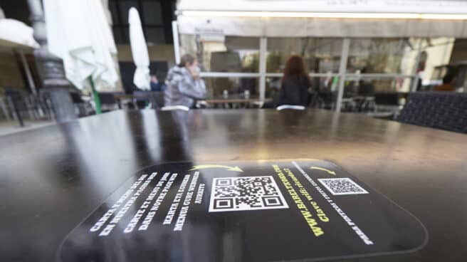 Código QR, medida Covid Código QR en la mesa de una terraza en Pamplona.