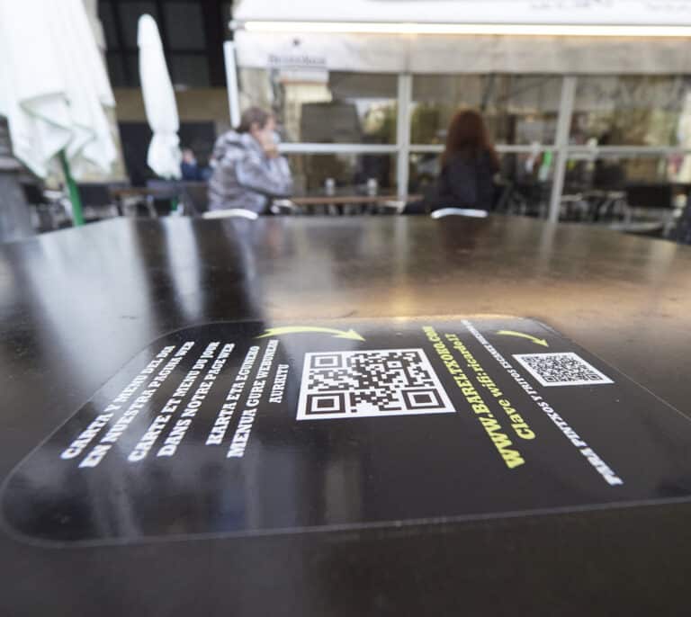 De los códigos QR al termómetro: las medidas Covid ineficaces que persisten dos años después