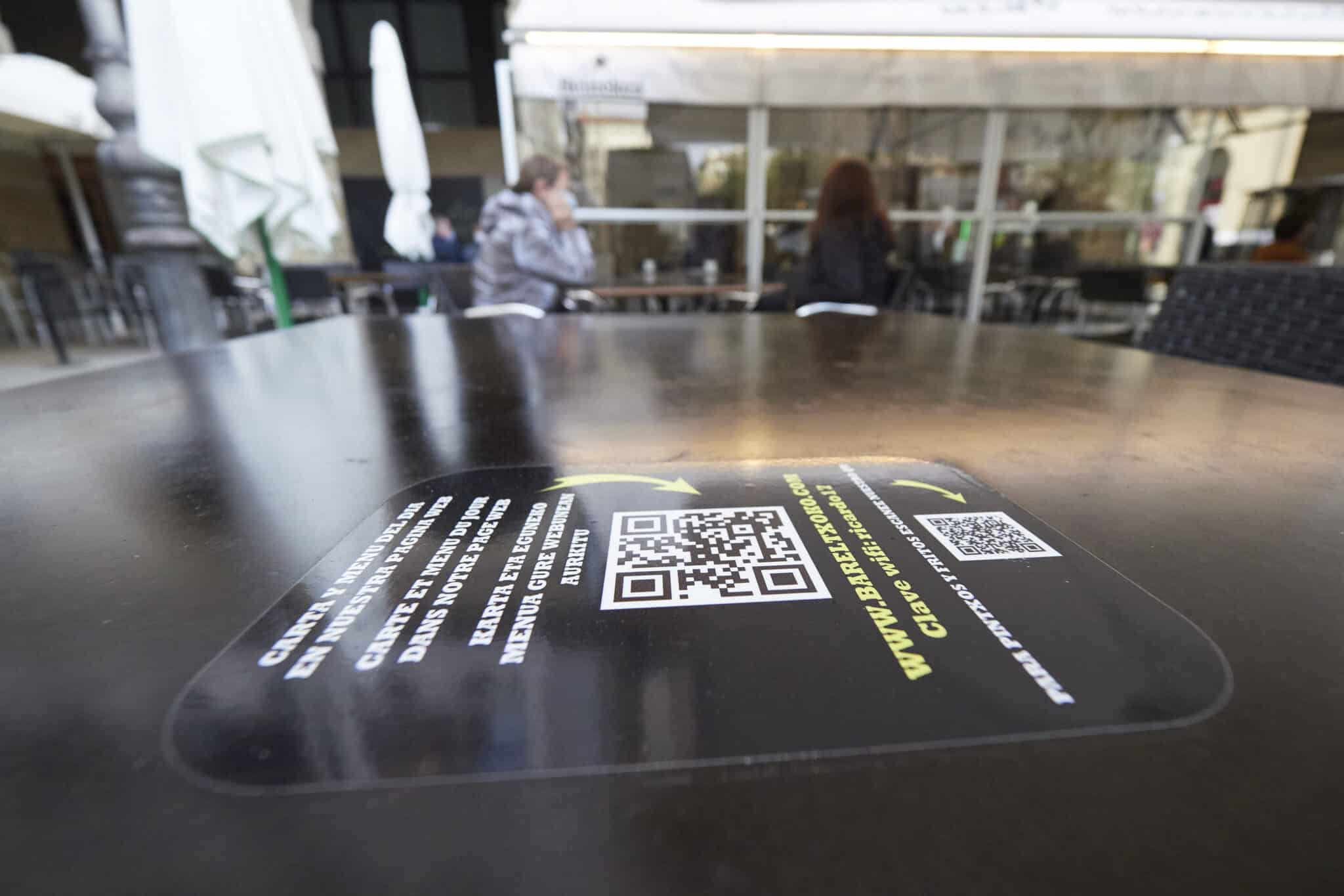 Código QR en la mesa de una terraza en Pamplona.