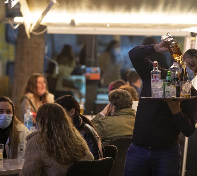 Los médicos reclaman a Sanidad subir el precio y edad de consumo del alcohol