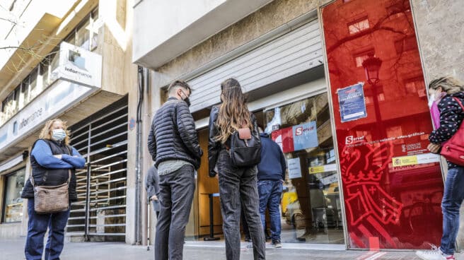 Varias personas esperan para entrar en una oficina del SEPE, antiguo INEM, en Valencia.