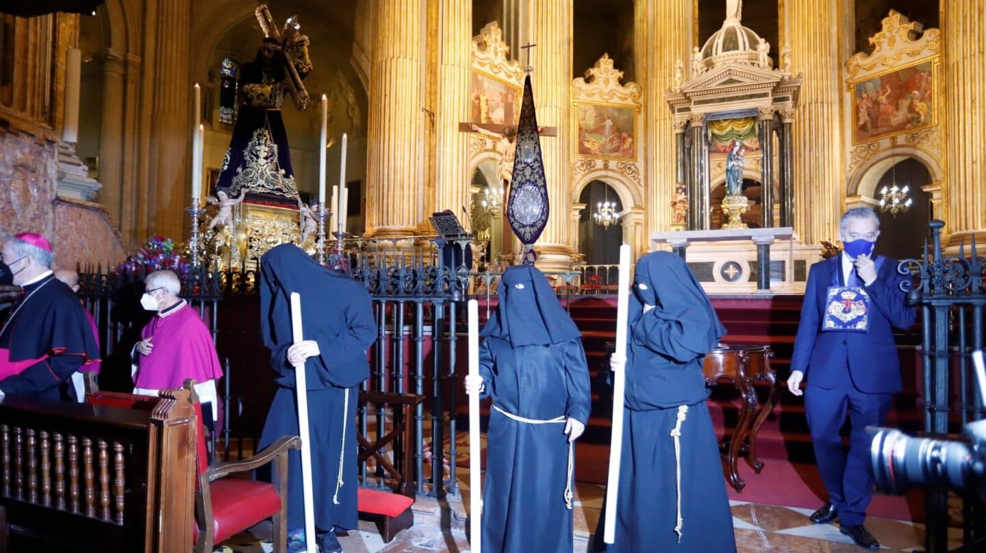 Liberación de tres presos por Jesús El Rico en la Catedral de Málaga en 2021.