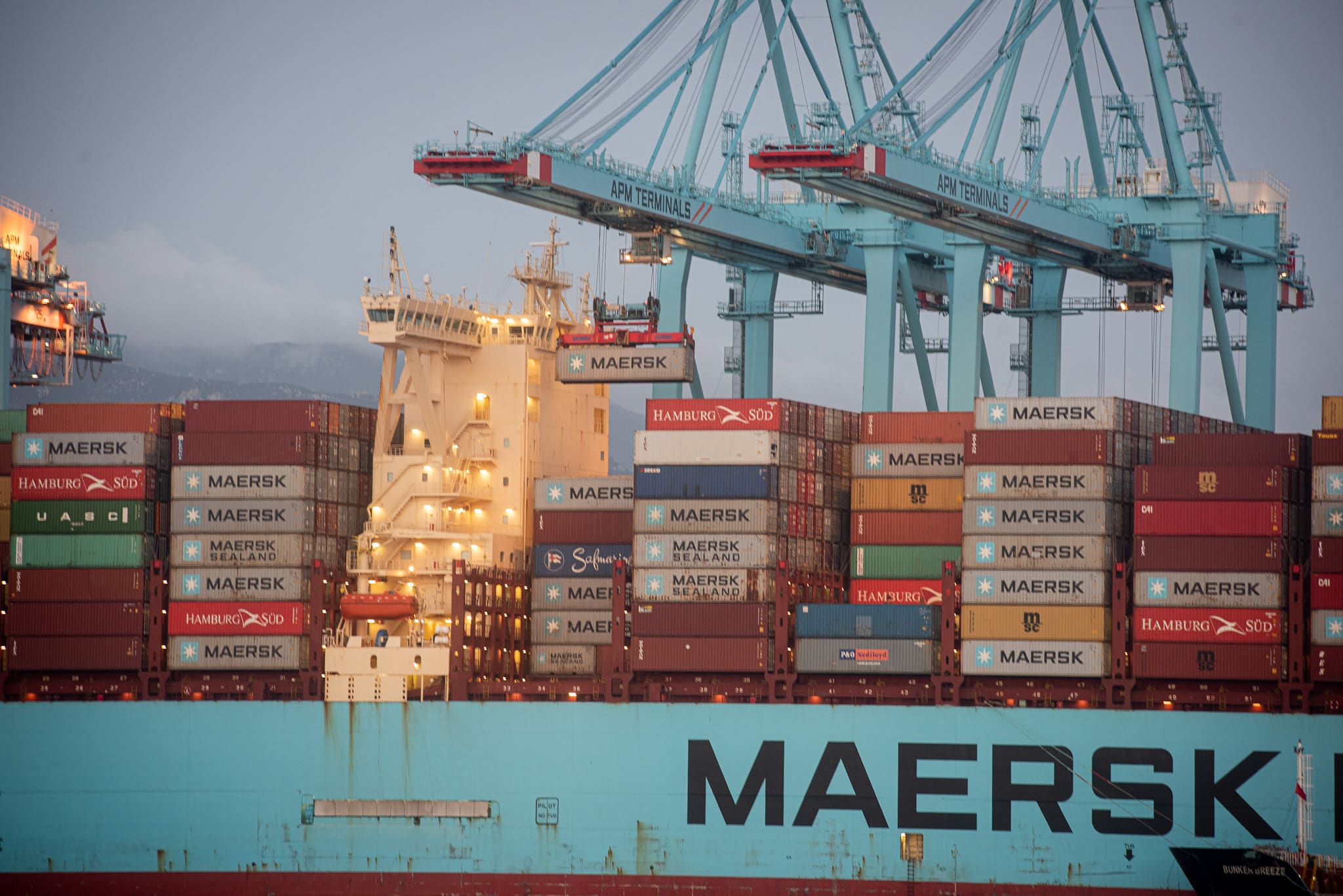 Los buques Maersk Denver y Mary Maersk en una terminal del puerto de Algeciras, en Cádiz.