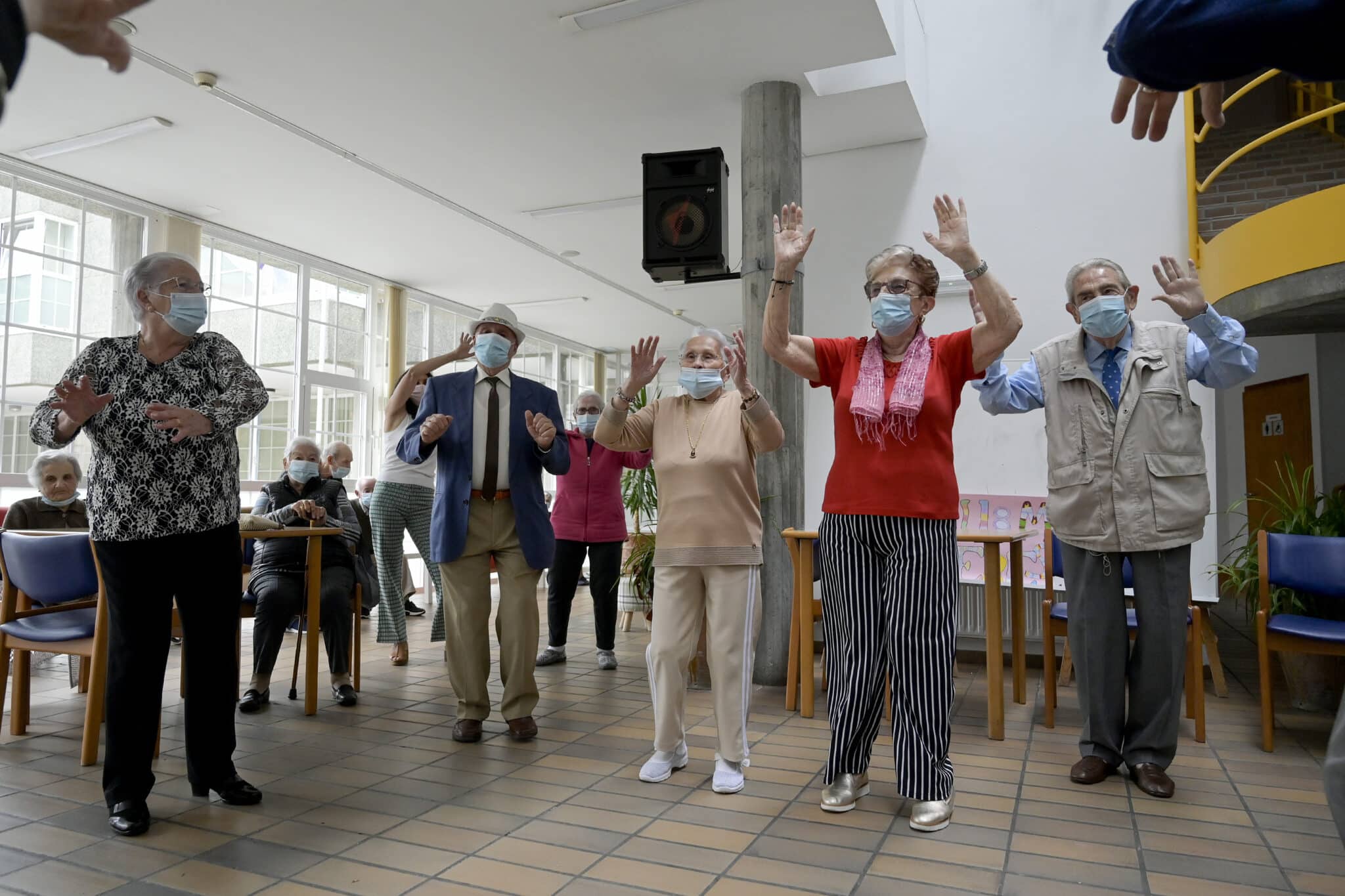 Varios ancianos en una residencia de mayores en Carballo, Galicia