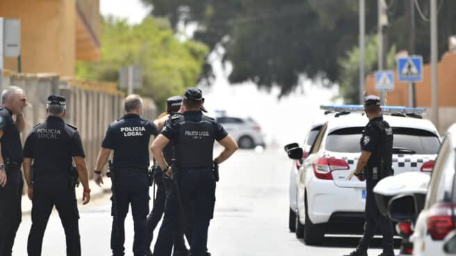 Varios agentes y vehículos de la Policía Local de Ceuta se concentran en las inmediaciones.