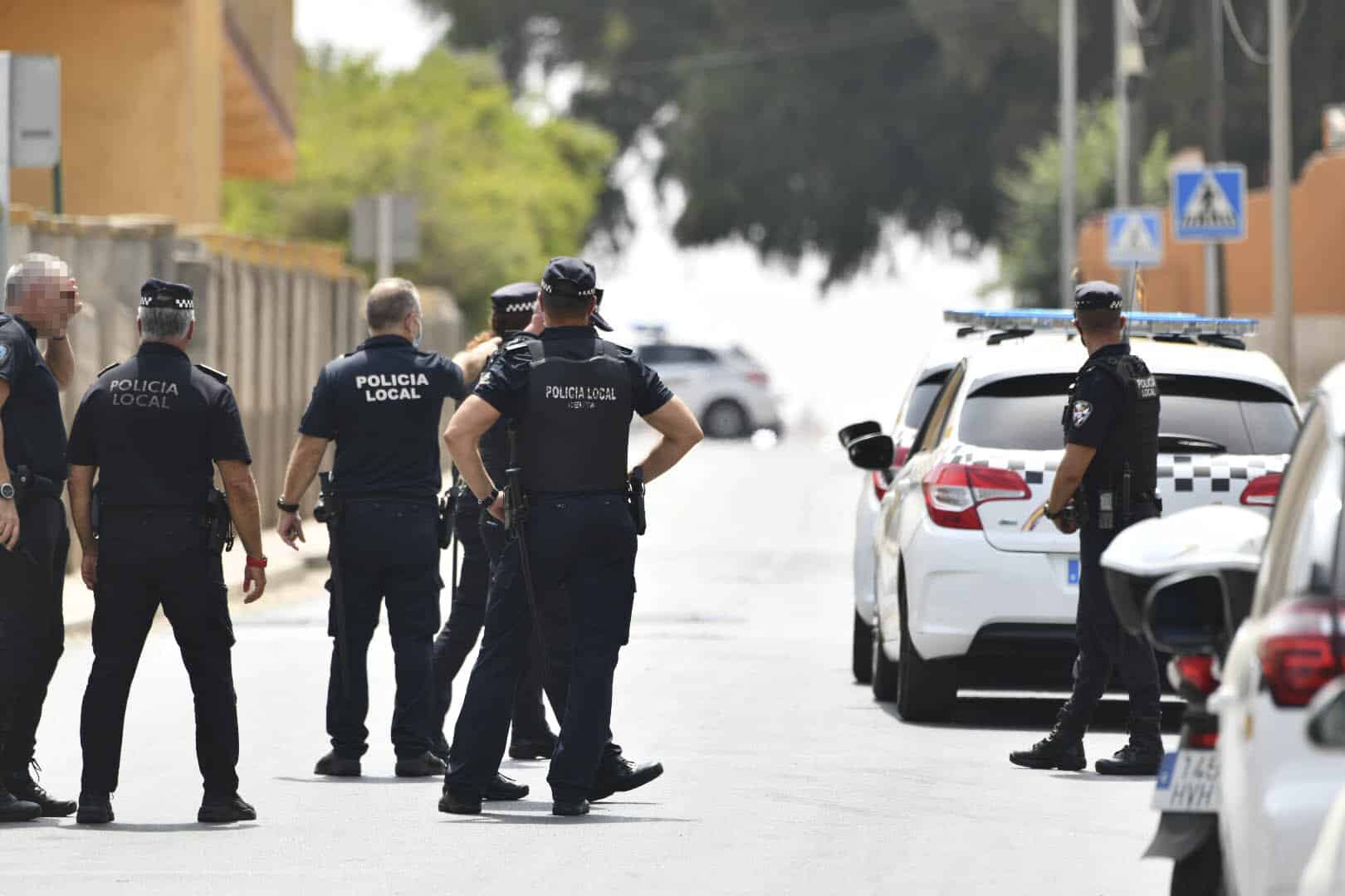 Varios agentes y vehículos de la Policía Local de Ceuta se concentran en las inmediaciones.