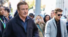 El vídeo de Alec Baldwin ensayando con una pistola que contradice la investigación de la muerte de Halyna Hutchins