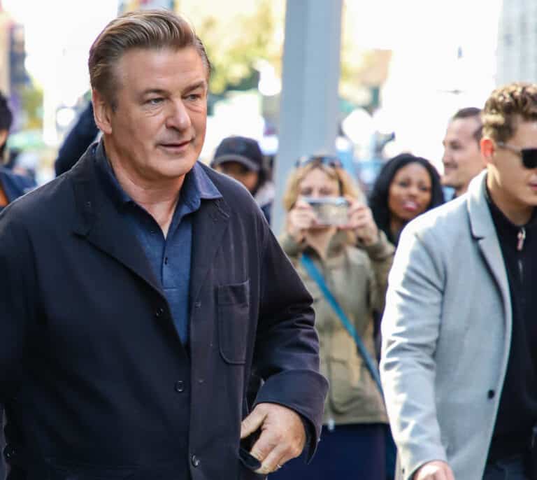 El vídeo de Alec Baldwin ensayando con una pistola que contradice la investigación de la muerte de Halyna Hutchins
