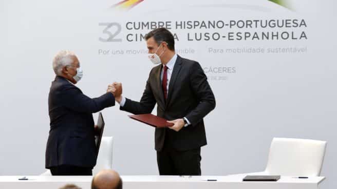 El primer ministro de Portugal, Antonio Costa (i) y el presidente del Gobierno, Pedro Sánchez (d), se abrazan tras firmar acuerdos bilaterales en la XXXI Cumbre Hispano-Portuguesa