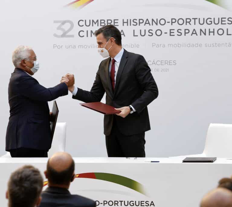 BBVA y Santander se suman a las empresas eléctricas y cargan contra los planes de la luz de Sánchez