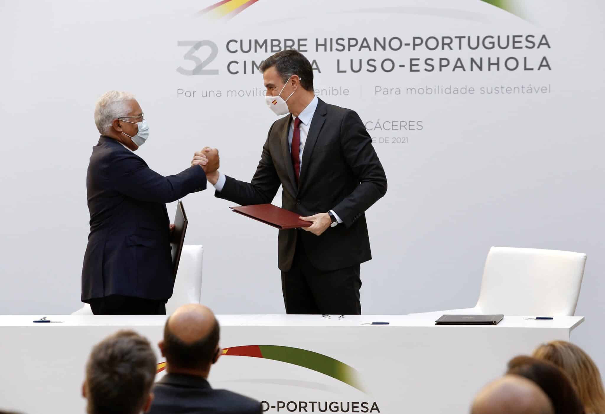 El primer ministro de Portugal, Antonio Costa (i) y el presidente del Gobierno, Pedro Sánchez (d), se abrazan tras firmar acuerdos bilaterales en la XXXI Cumbre Hispano-Portuguesa