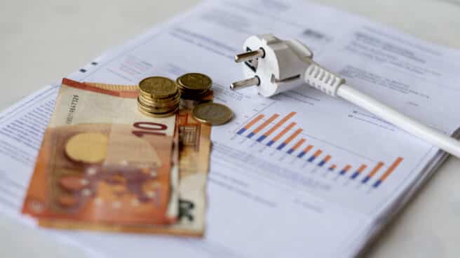 Precio de la factura de la luz, en la que cada vez hay menos de tarifa regulada Un cable, dinero y una factura de luz.
