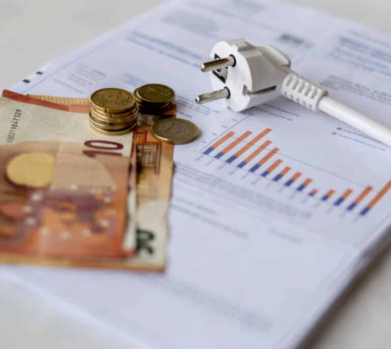 El Gobierno incrementará un 39% los 'cargos' en la factura eléctrica de los consumidores en 2025