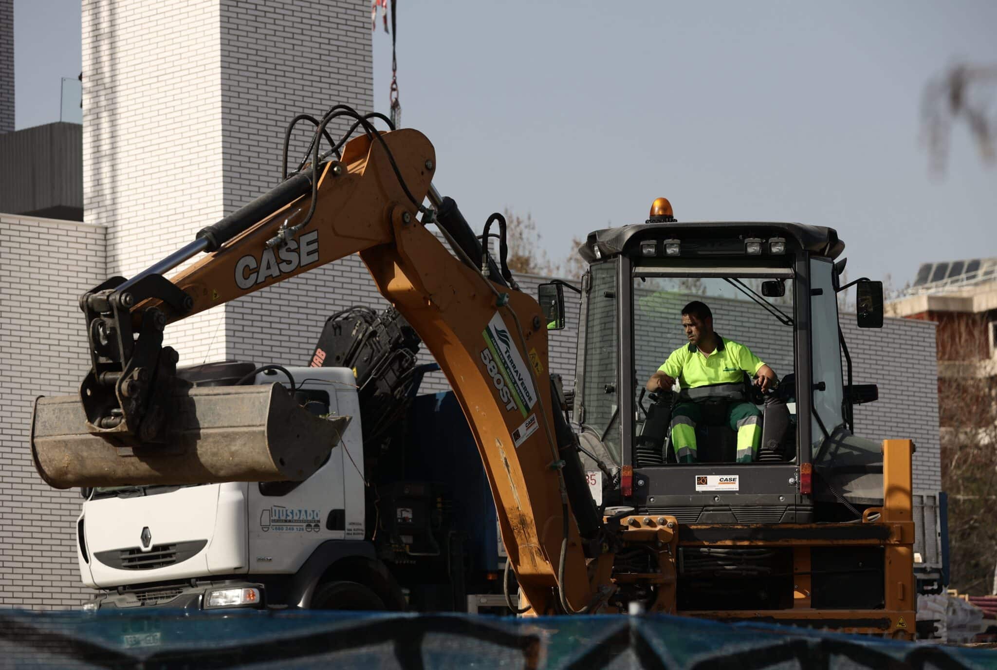 Un hombre con una máquina excavadora.