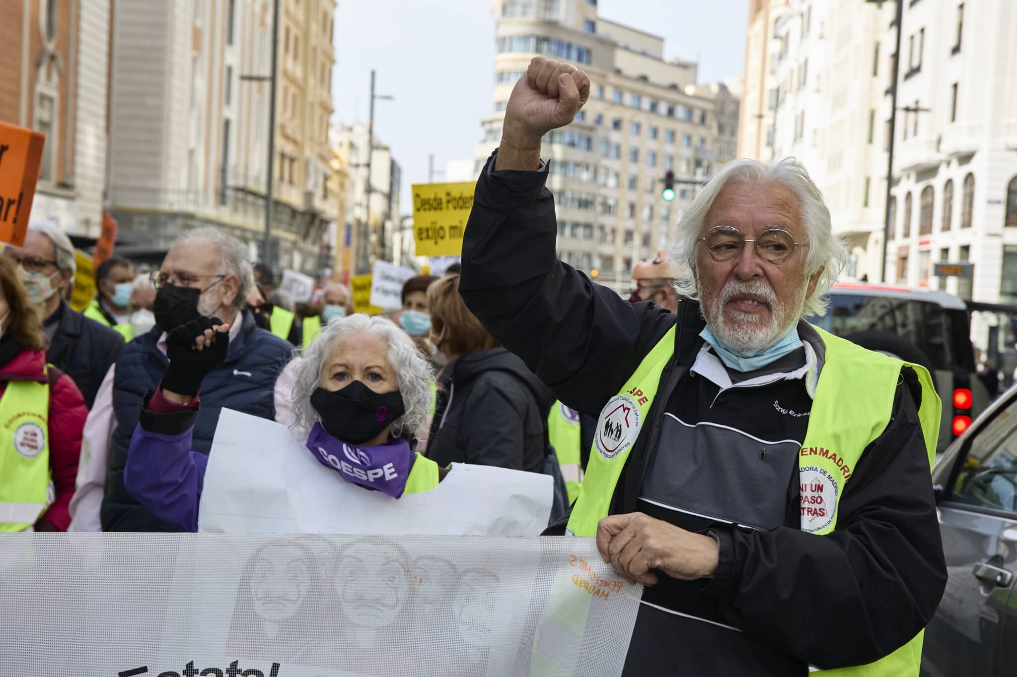 Pensionistas y sindicatos se manifiestan en Madrid contra los recortes y la reforma laboral