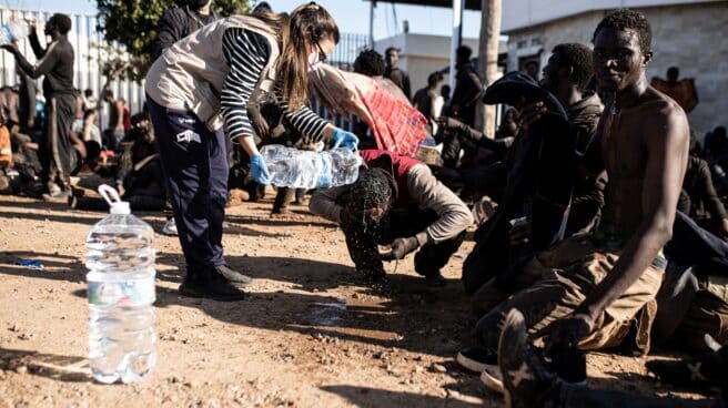 Una voluntaria atiende a migrantes que lograron saltar la valla de Melilla el pasado 2 de marzo.