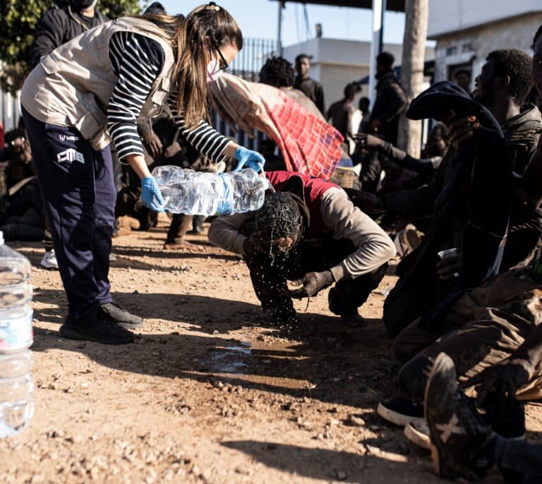 Tres ONG denuncian que inmigrantes supervivientes del salto de Melilla han sido "arbritrariamente detenidos"