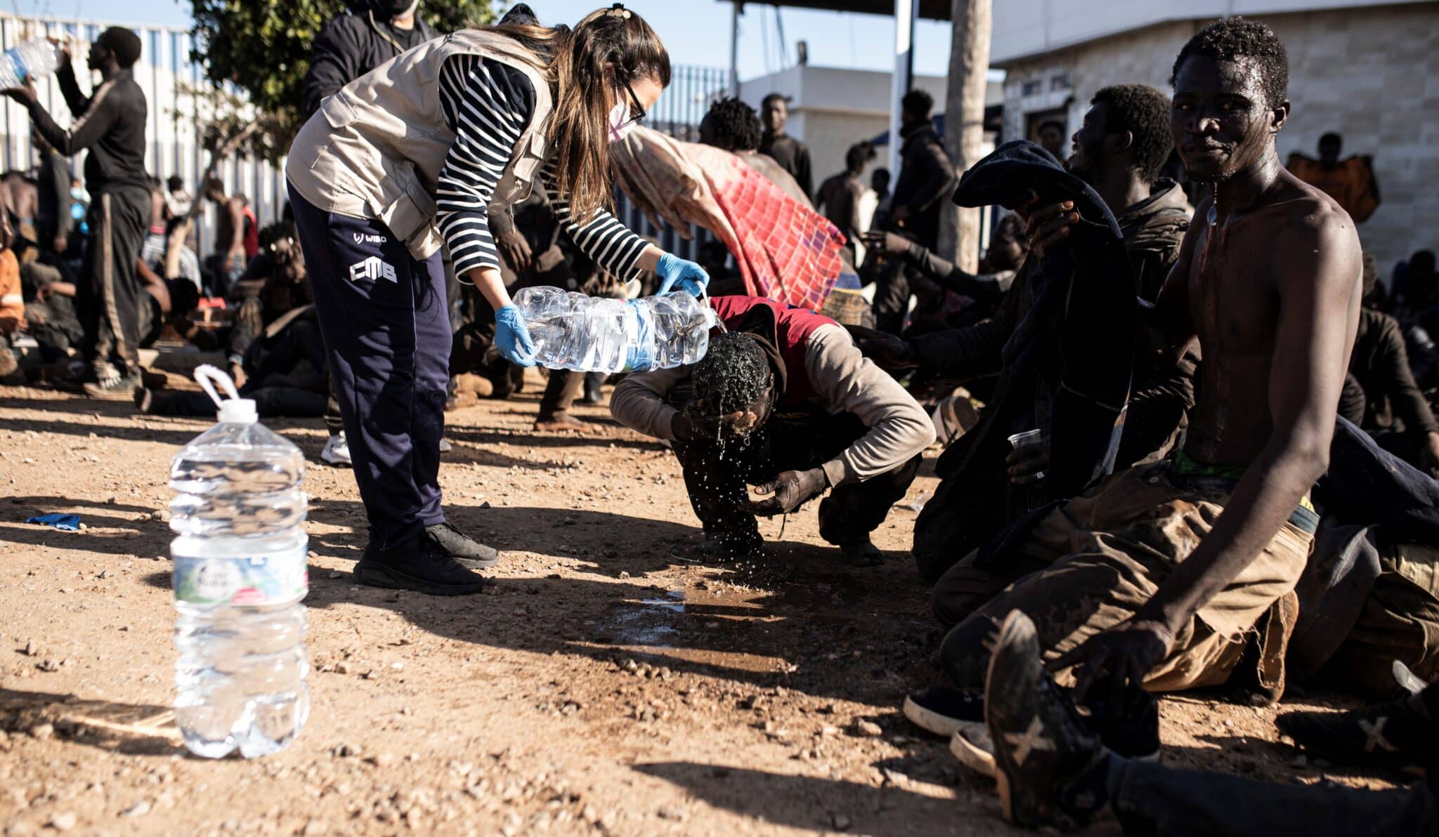 Una voluntaria atiende a migrantes que lograron saltar la valla de Melilla el pasado 2 de marzo.