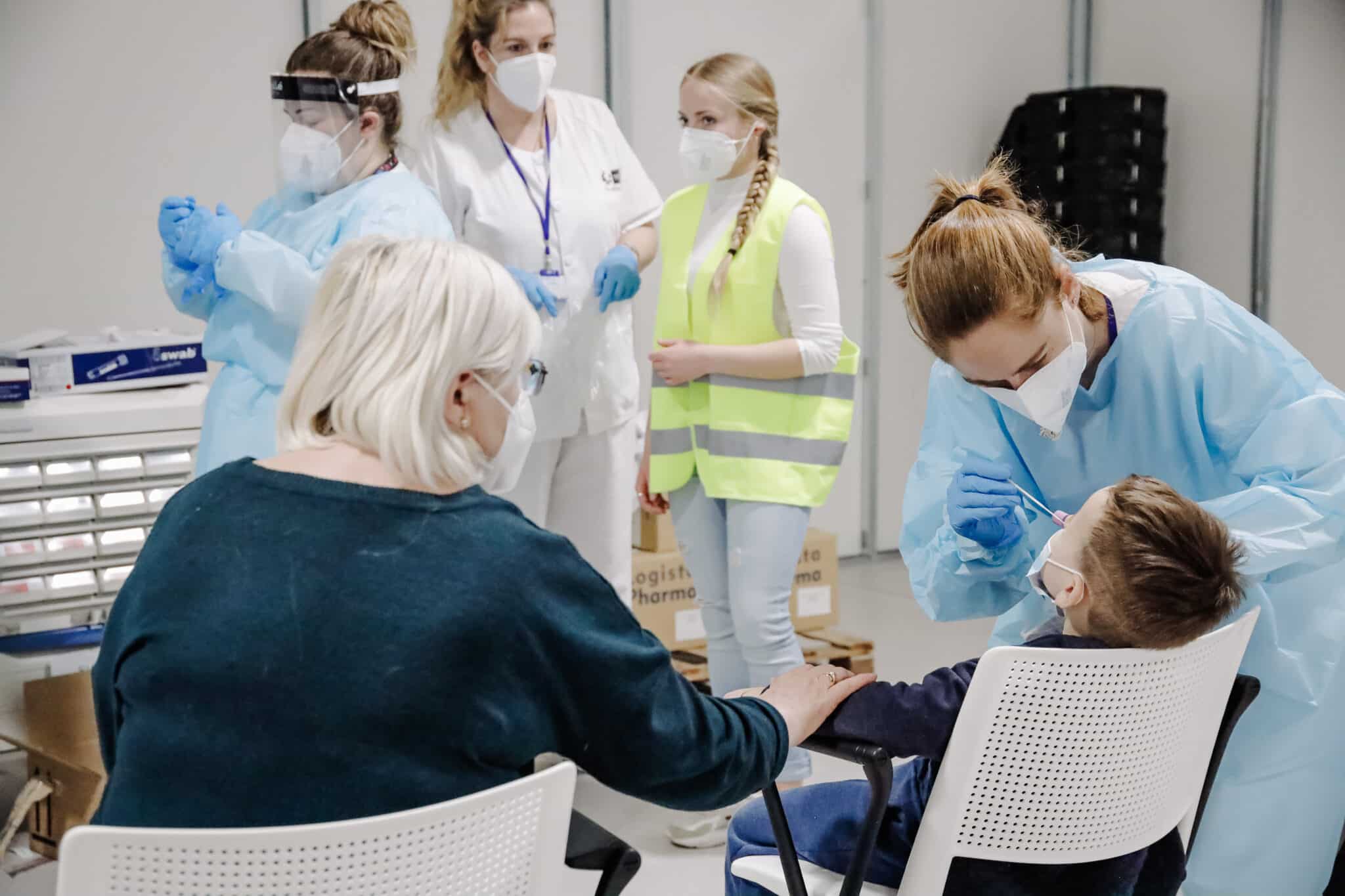 Una enfermera realiza una PCR a un niño refugiado ucraniano, que ha llegado junto a un familiar en un autobús procedente de Polonia