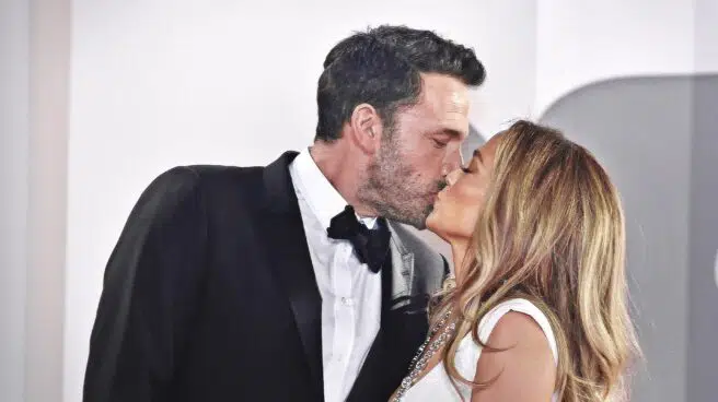 Mientras Jennifer López se promete, Marc Anthony presume de novia