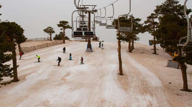 Varias personas esquían en la Estación de Esquí de Navacerrada, a 16 de marzo de 2022