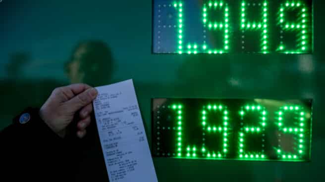 Entra en vigor el descuento del Gobierno de 20 céntimos en el litro de la gasolina Una persona muestra el ticket del precio de su gasolina en una gasolinera el día en que ha entrado en vigor la rebaja de 20 céntimos en el litro de la gasolina, a 1 de abril de 2022, en Pozuelo de Alarcón, Madrid (España). Desde hoy, 1 de abril, se aplica la bonificación mínima de 20 céntimos por litro de combustible para todos los ciudadanos en el territorio español. Del total de la bonificación, el Estado asumirá 15 céntimos y las petroleras un mínimo de 5 céntimos. Una medida puesta en marcha por el Gobierno hasta el próximo 30 de junio tras un pacto con los transportistas, como parte del llamado Plan de Respuesta al impacto de la guerra en Ucrania.