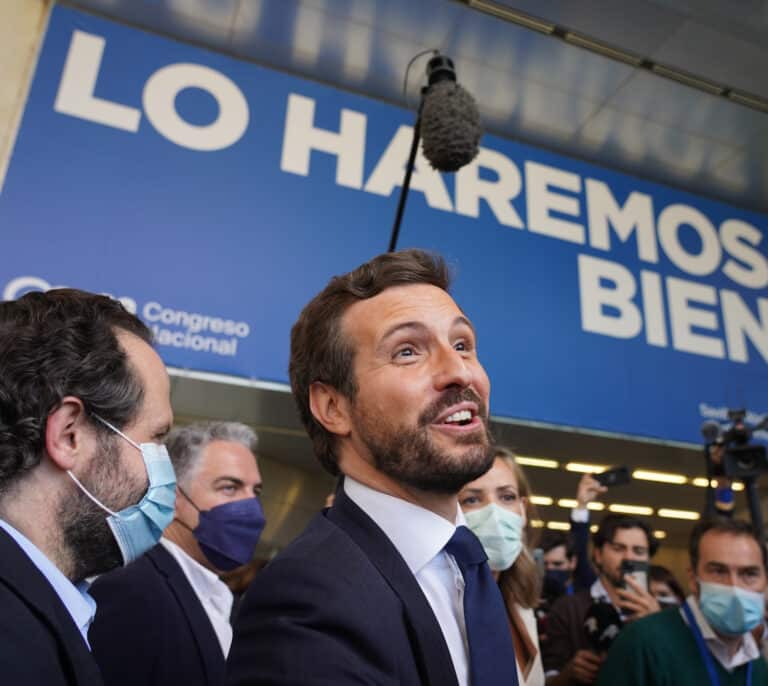 Casado anuncia que deja su escaño y que da "un paso al lado"