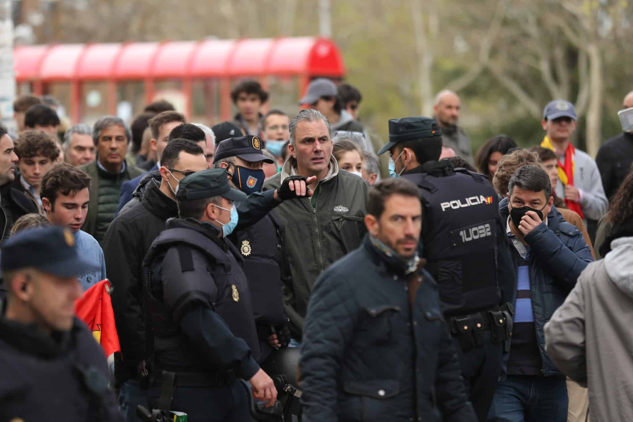 Javier Ortega Smith, rodeado de policías en Somosaguas.