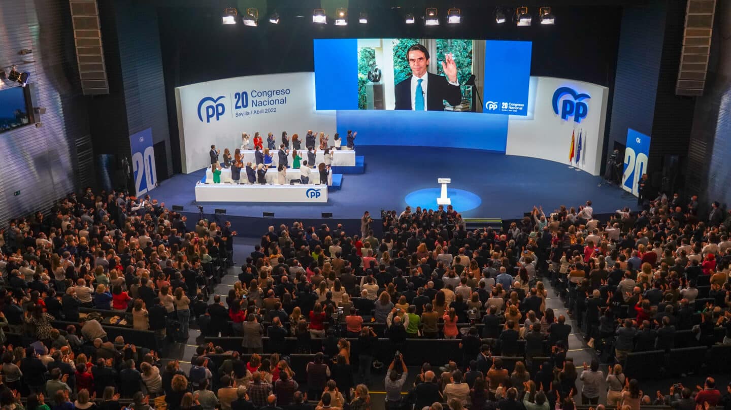 Aznar, en la pantalla durante su intervención en el Congreso del PP en Sevilla.