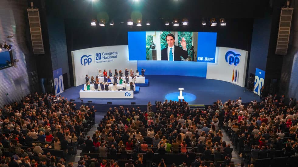Aznar, en la pantalla durante su intervención en el Congreso del PP en Sevilla.