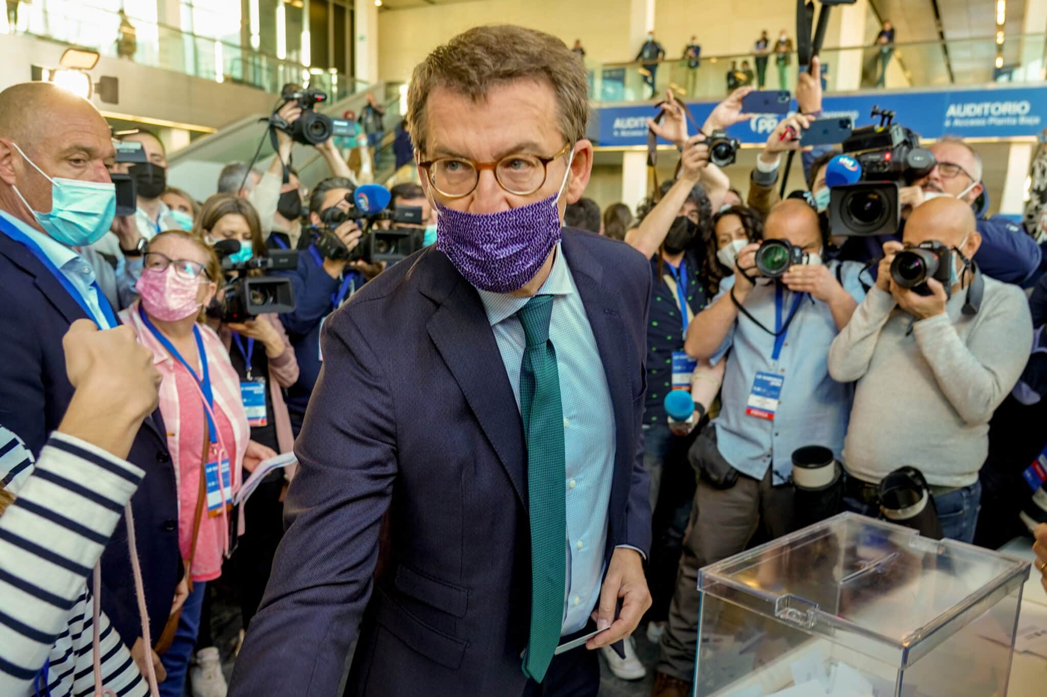 Alberto Núñez Feijóo vota en el Congreso del PP de Sevilla.