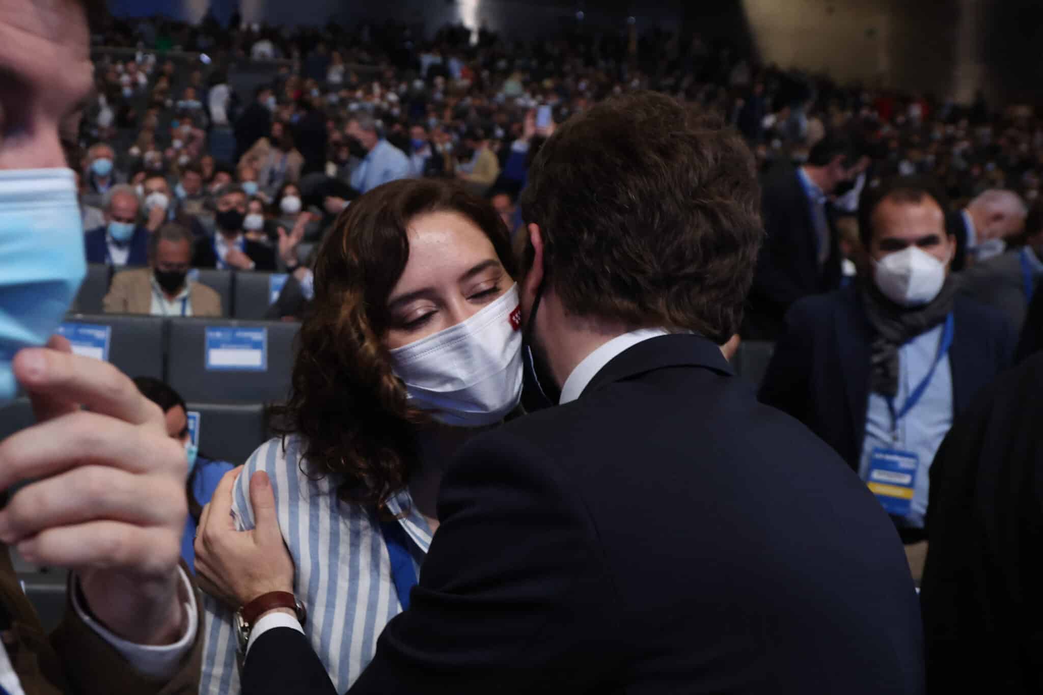 Ayuso y Casado se besan en el Congreso del PP de Sevilla.