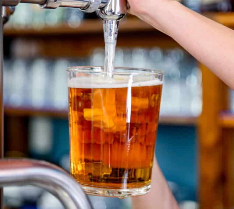 La hostelería rechaza suprimir el alcohol de los menús: "Que se centren en los botellones"