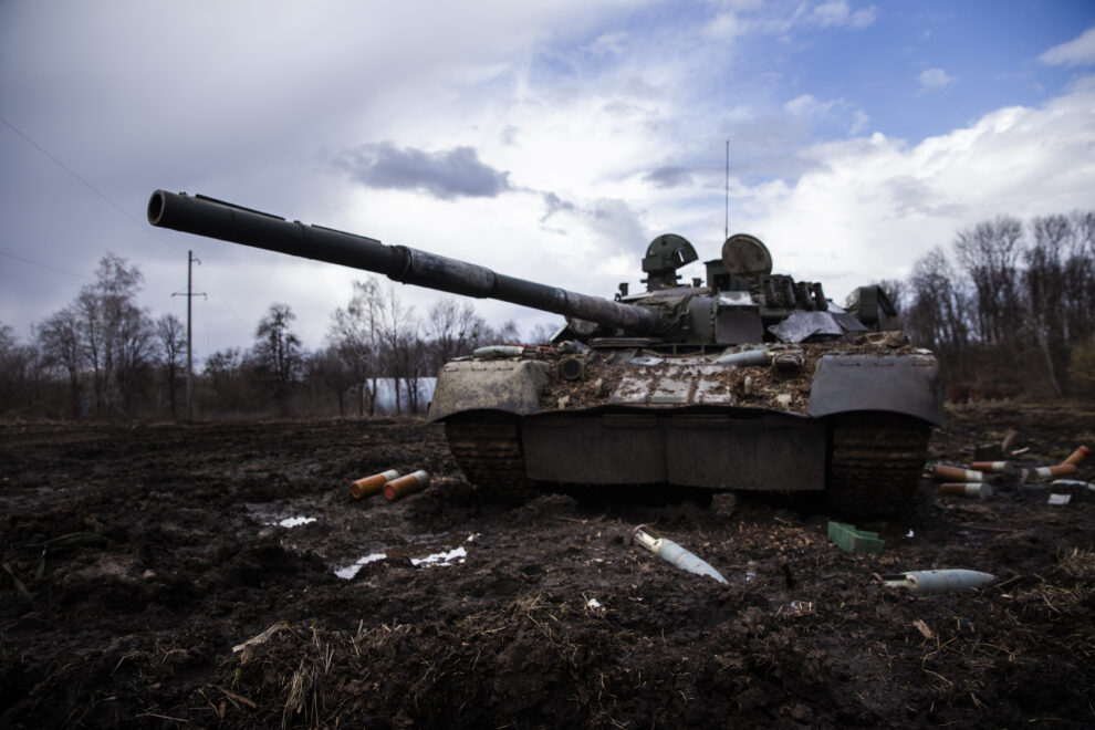 Tanque ruso abandonado entre las localidades ucranianas de  Okhtyrka y Trostyanets. 