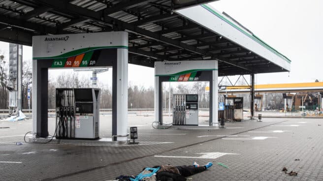 Un cadáver yace en una gasolinera de la autopista de Bucha. Un cadáver yace en una gasolinera de la autopista de Bucha.