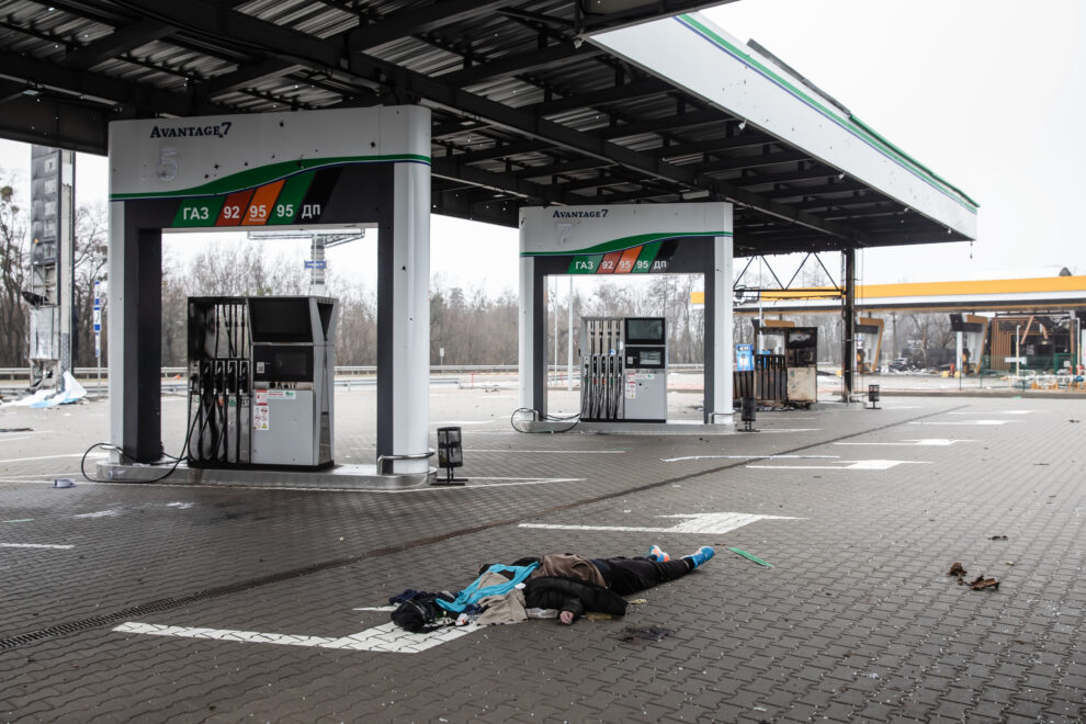 Un cadáver yace en una gasolinera de la autopista de Bucha.