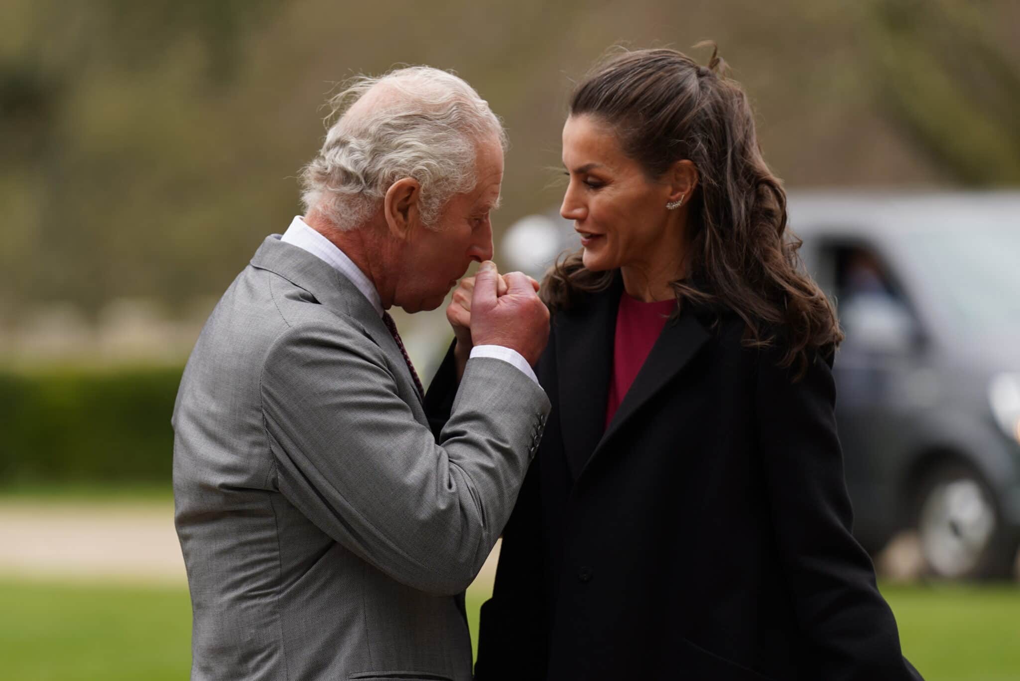 La reina Letizia Ortiz es recibida en Londres por el príncipe Carlos en Inglaterra