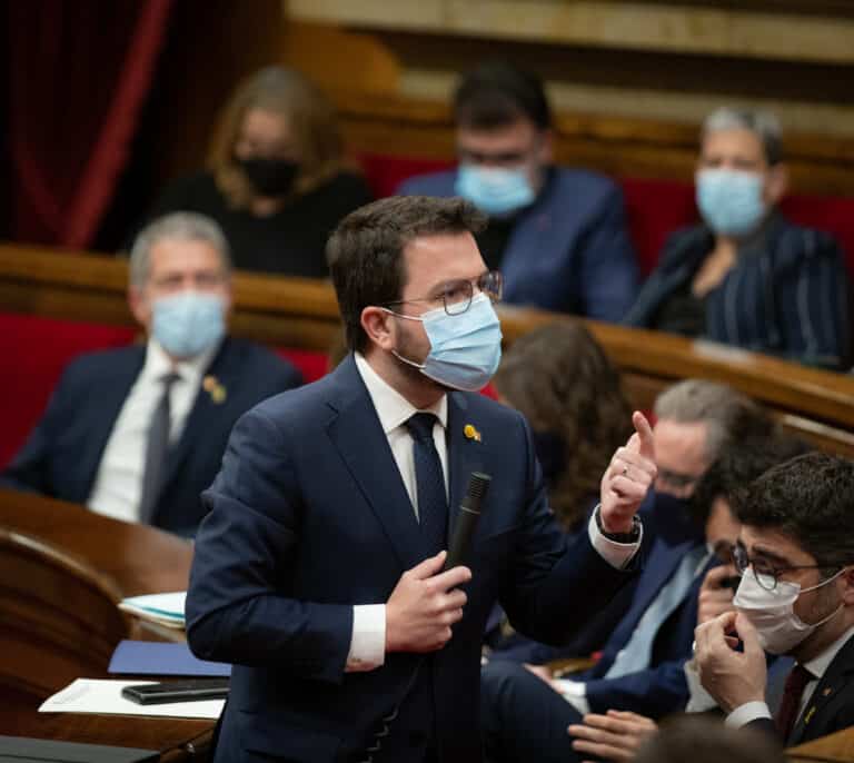 El Parlament pide la dimisión de Margarita Robles a propuesta de ERC
