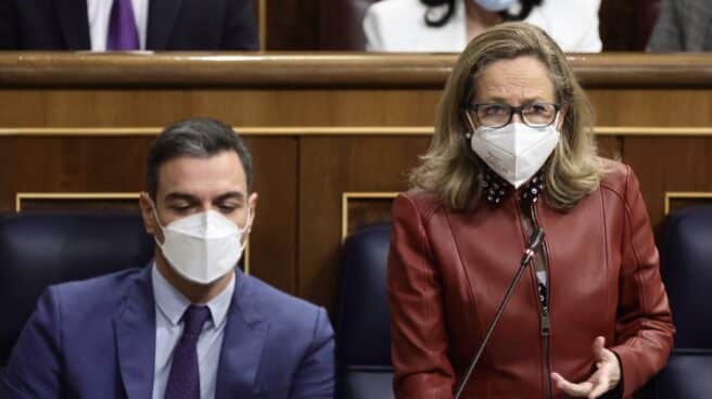 La vicepresidenta primera del Gobierno y ministra de Asuntos Económicos y Transformación Digital, Nadia Calviño, en el Congreso junto al presidente del Gobierno, Pedro Sánchez.