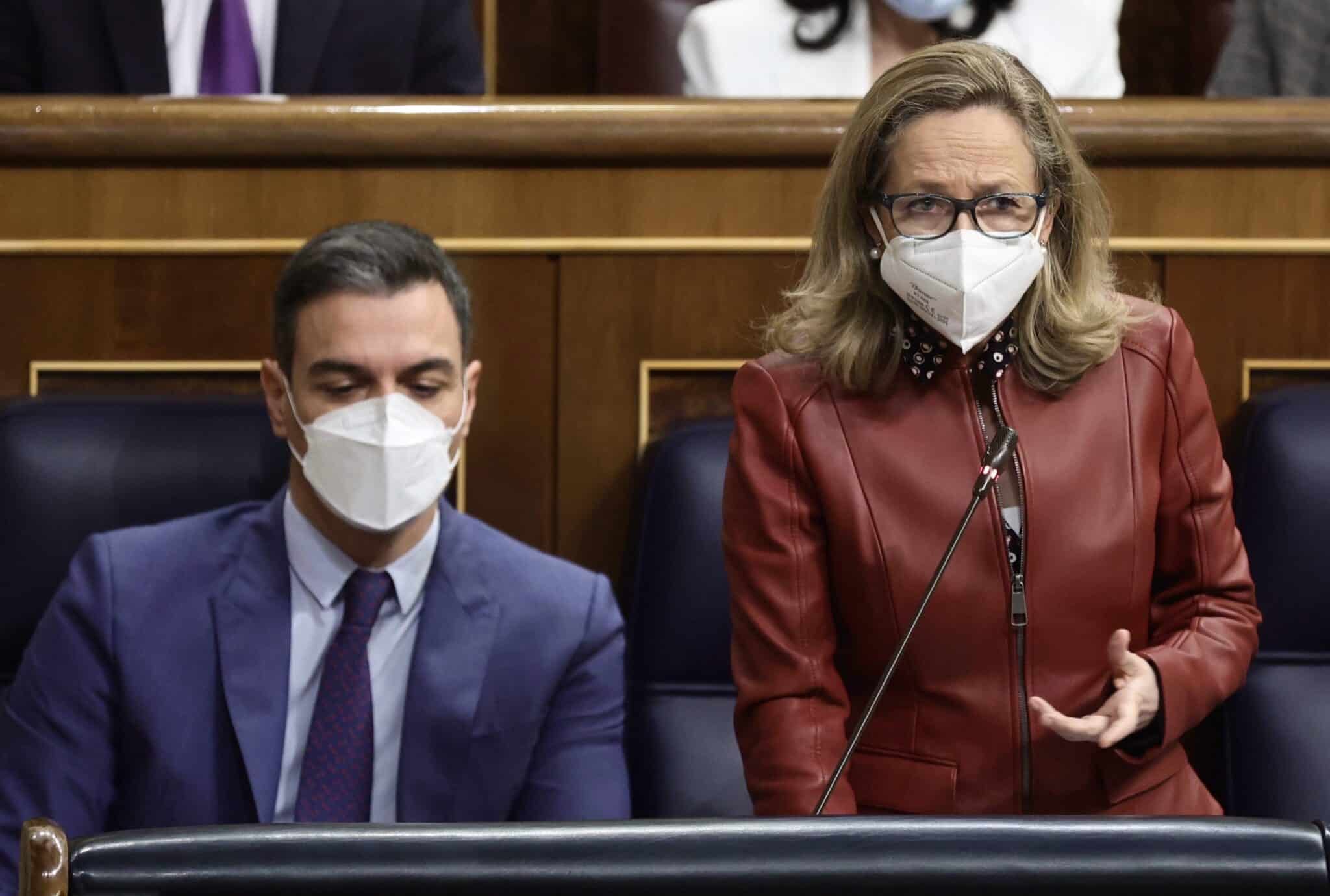 La vicepresidenta primera del Gobierno y ministra de Asuntos Económicos y Transformación Digital, Nadia Calviño, en el Congreso junto al presidente del Gobierno, Pedro Sánchez.