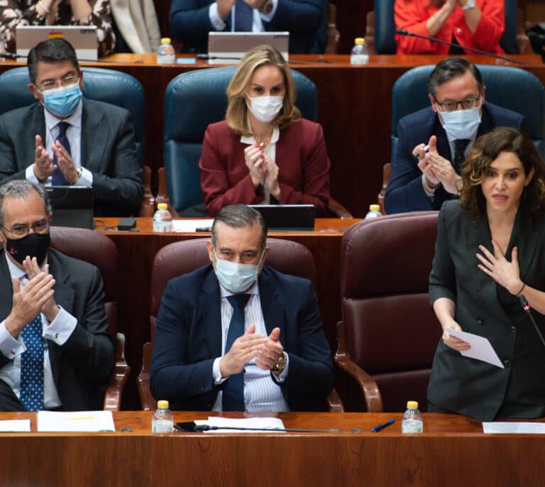 Ayuso afirma que "pondría la mano en el fuego por Almeida" por el caso de las mascarillas