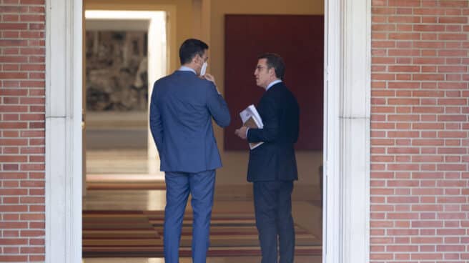 Sánchez y Feijóo conversan a la entrada de La Moncloa. Sánchez y Feijóo conversan a la entrada de La Moncloa.