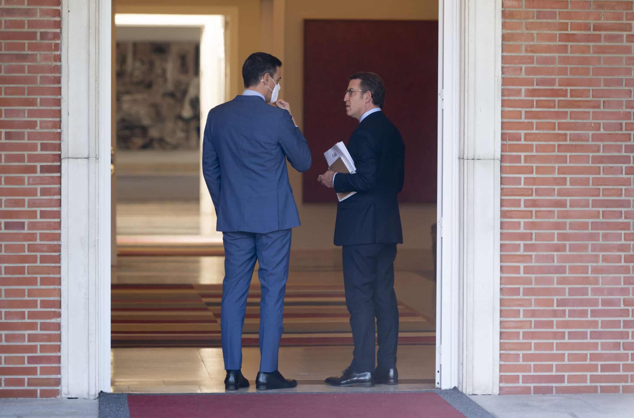 Sánchez y Feijóo conversan a la entrada de La Moncloa.